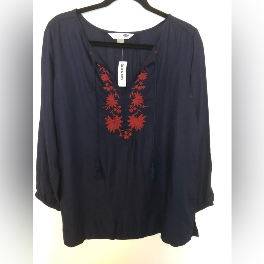NWT Old Navy split neck blouse in size Medium.  Navy Blue and Burgundy.